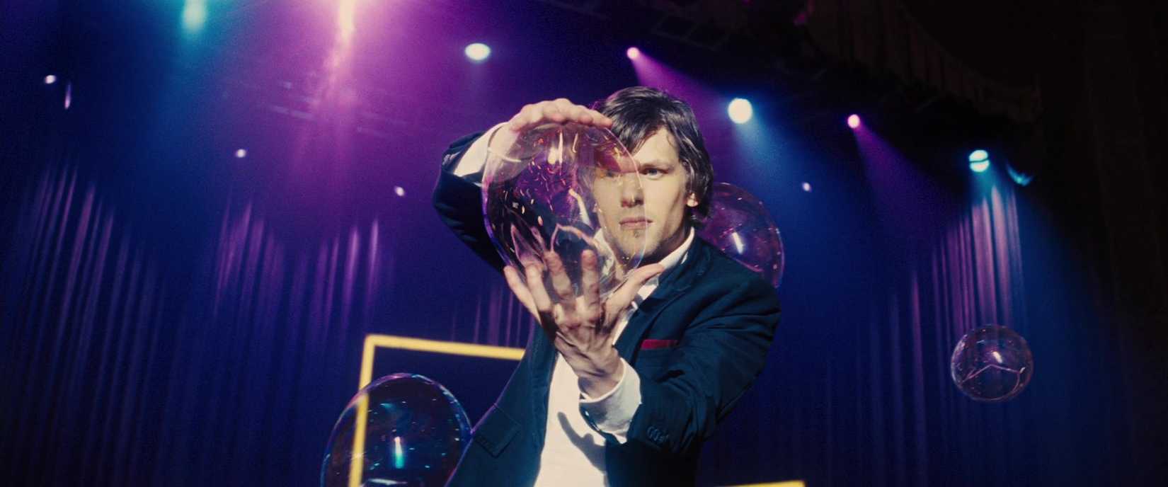 जेसी ईसेनबर्ग एक जादूगर के रूप में मंच पर एक बुलबुला बनाने के लिए अब आप मुझे देखते हैं