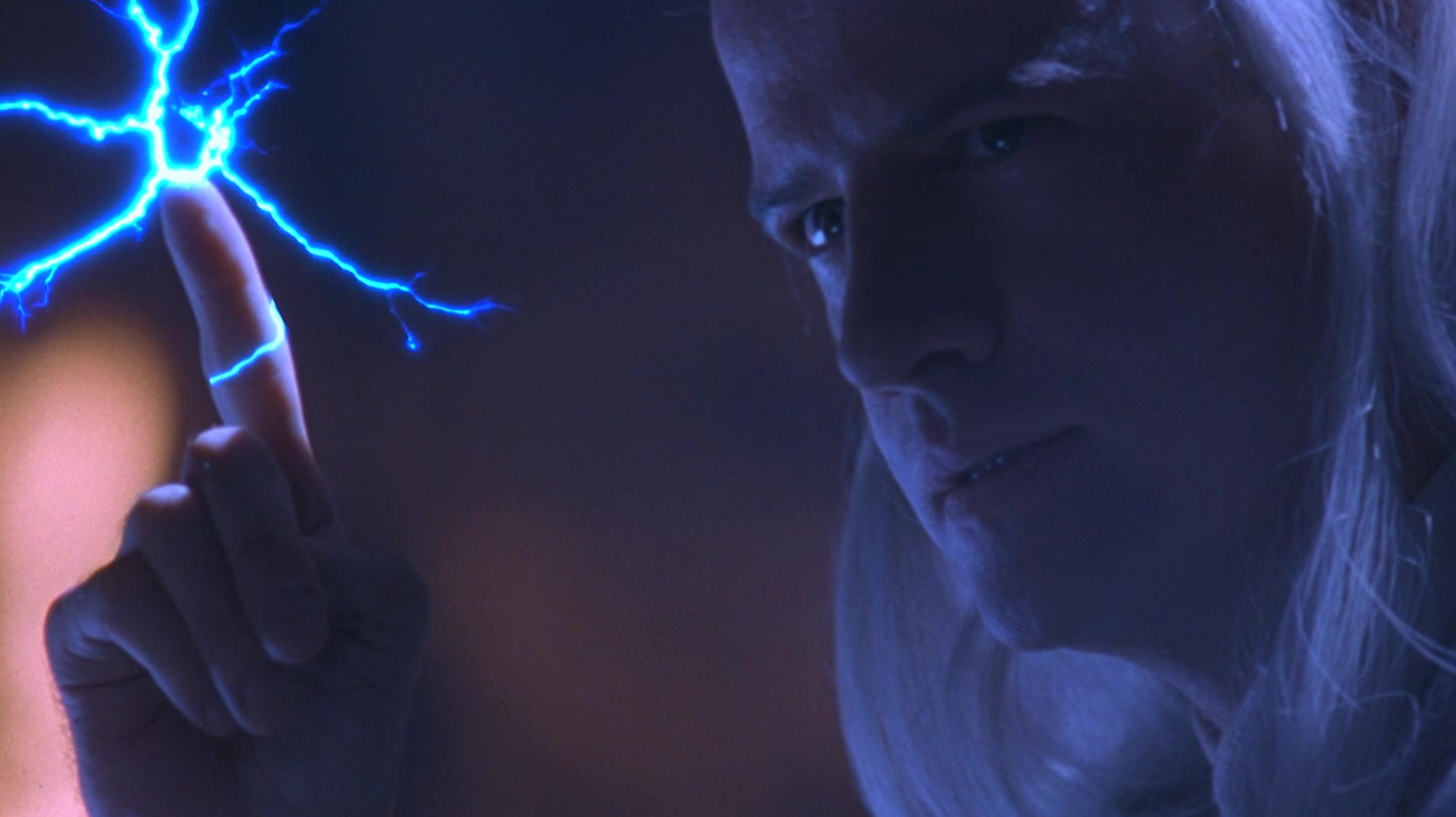 Christopher Lambert as Raiden with lightning shooting out of his finger in Mortal Kombat