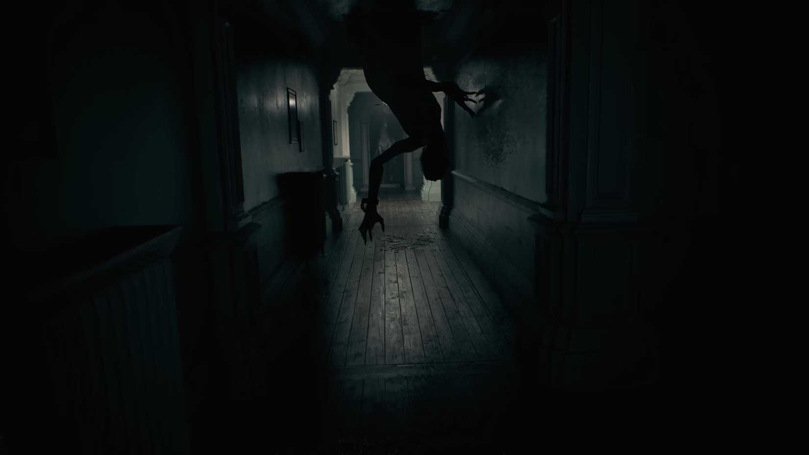 रेजिडेंट ईविल रिक्विम से मातृ राक्षस की एक अभी भी छत से नीचे चढ़ रही है