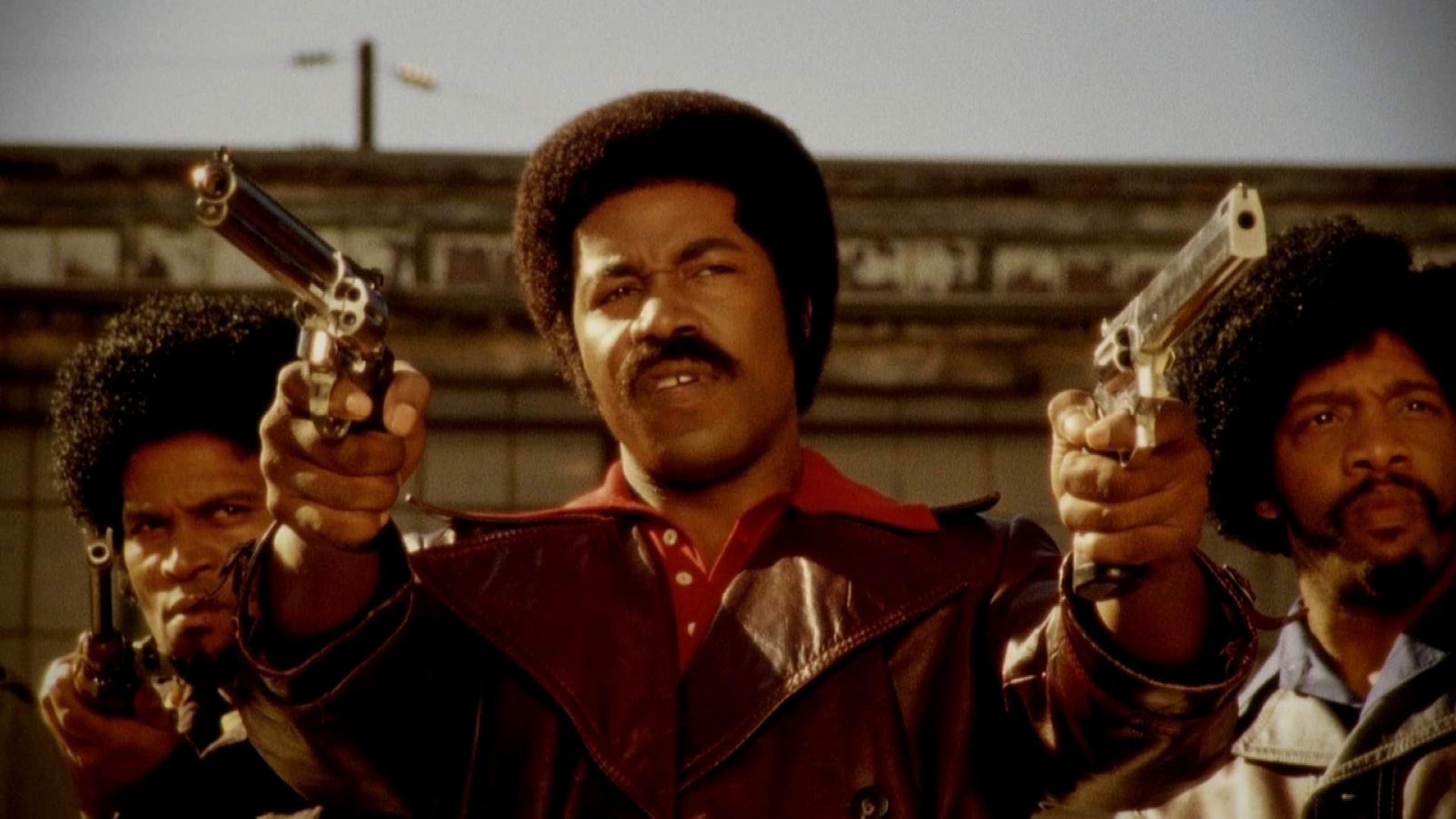 Michael Jai White brande armas em um imóvel da paródia BlaxPloitation Black Dynamite. 