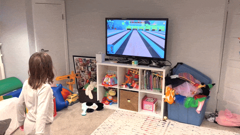 Una niña jugando bolos con el patio de juegos Nex