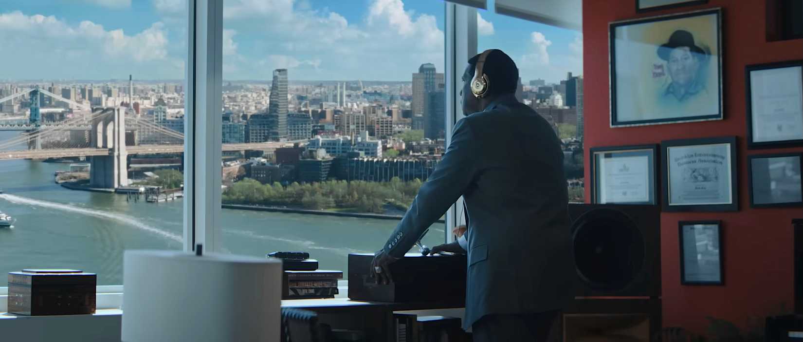 रिकॉर्ड मोगुल डेविड किंग (डेनजेल वाशिंगटन) स्पाइक ली के उच्चतम 2 में न्यूयॉर्क शहर के शानदार दृश्य पर अपने कार्यालय की खिड़की से बाहर दिखता है