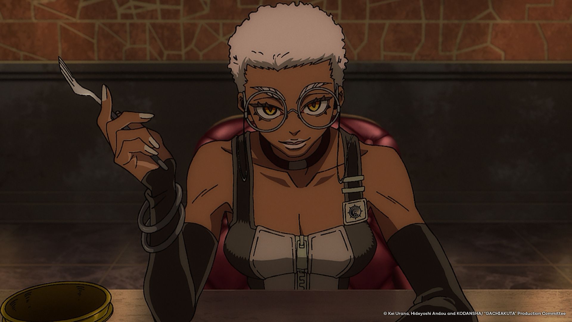 एक एनीमे अश्वेत महिला जिसका नाम अर्ध -गोल चश्मा और गचियाकुटा से छोटे बाल है