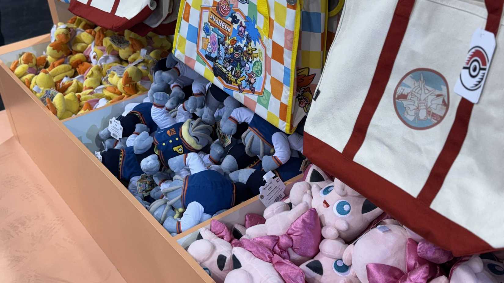 Pokémon Plushes e sacolas do Pokémon Center para o Campeonato Mundial 2025.