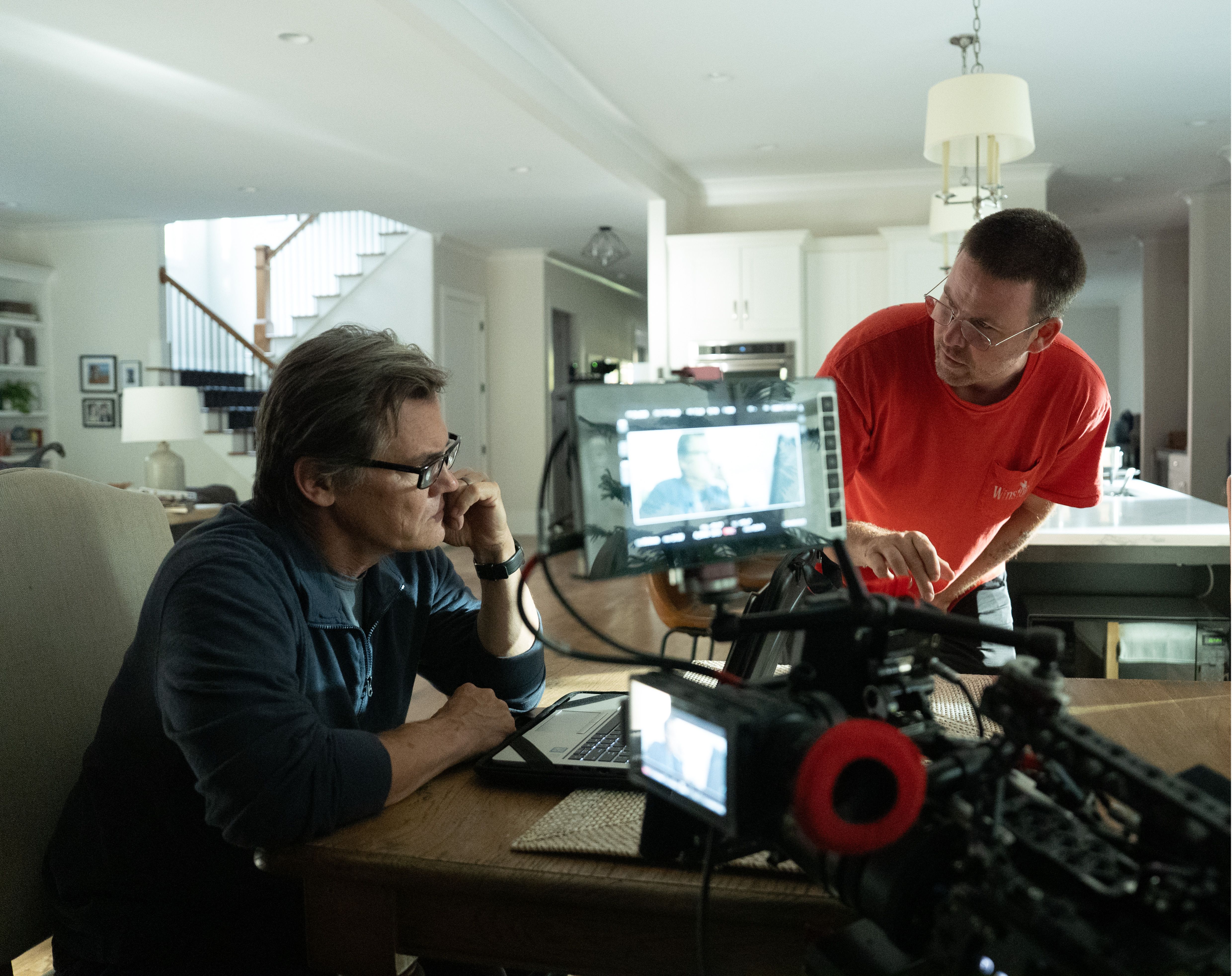 Josh Brolin y Zach Cregger en el conjunto de armas