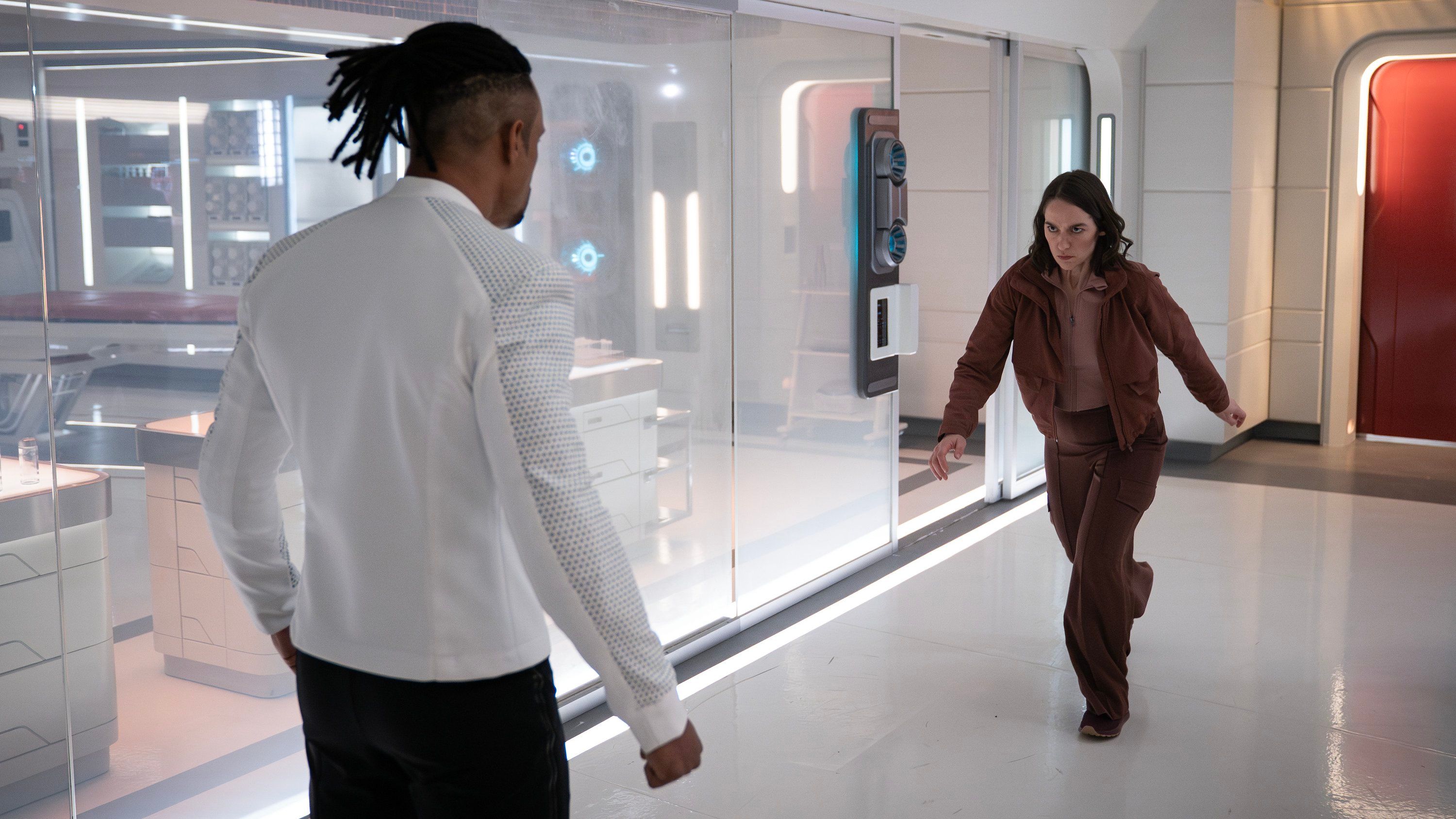 Melanie Scofano mientras Batel se apresura a la Alférez Dana Gamble (Chris Myers) en Star Trek: Strange New Worlds