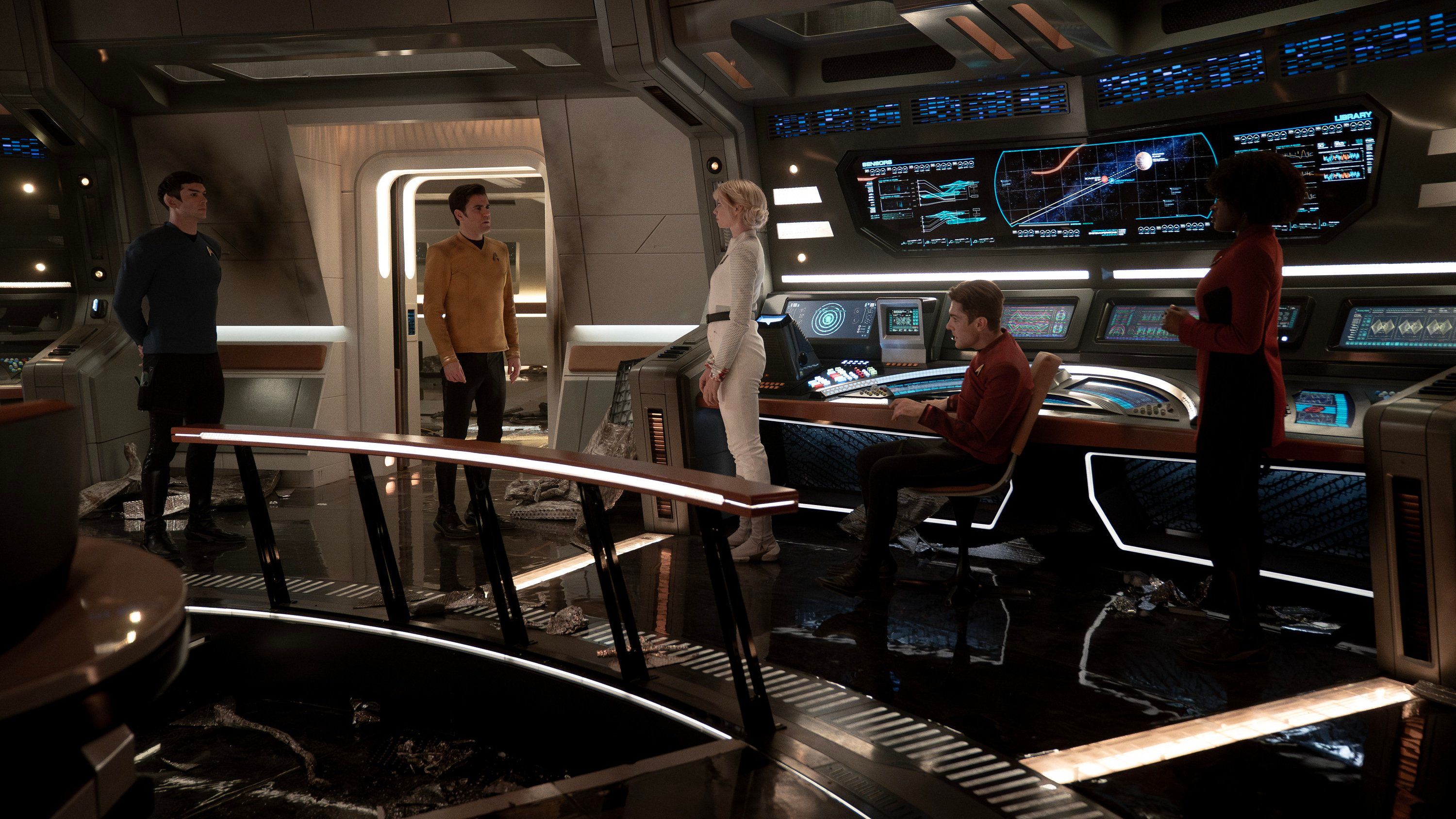 स्पॉक के रूप में एथन पेक, कर्क के रूप में पॉल वेस्ले, चैपल के रूप में जेस बुश, स्कूटी के रूप में मार्टिन क्विन और सेलिया ने स्टार ट्रेक में फर्रागुट के पुल पर उहुरा के रूप में अच्छा किया: स्ट्रेंज न्यू वर्ल्ड्स