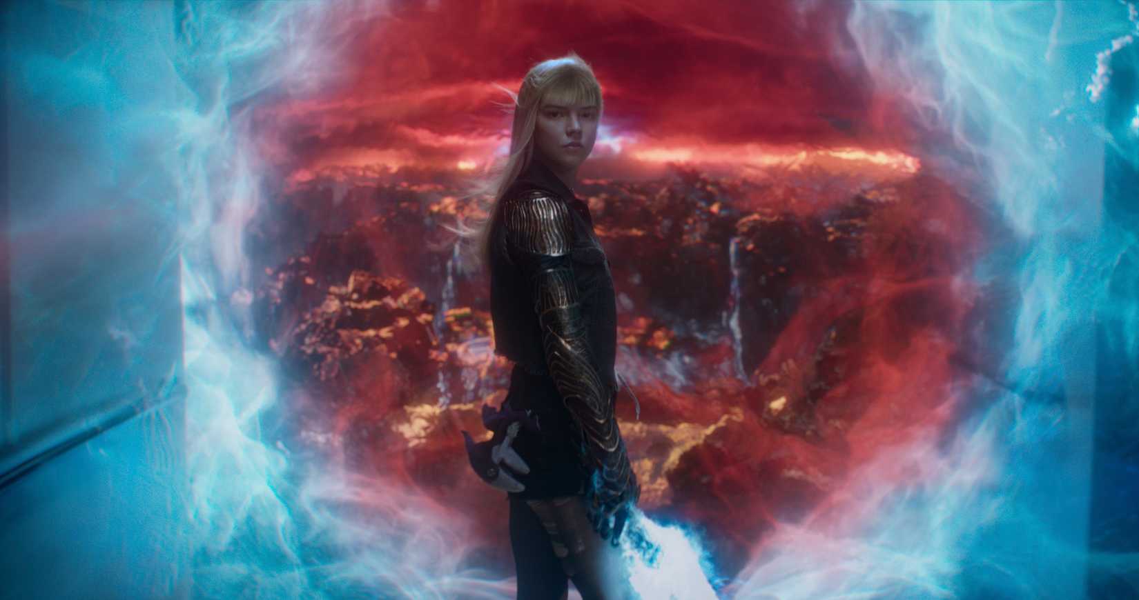 Anya Taylor-Jioia como Illyana Rasputin no século XIX 'The New Mutants, em pé em frente a uma parede azul com uma imagem de corante vermelho no centro