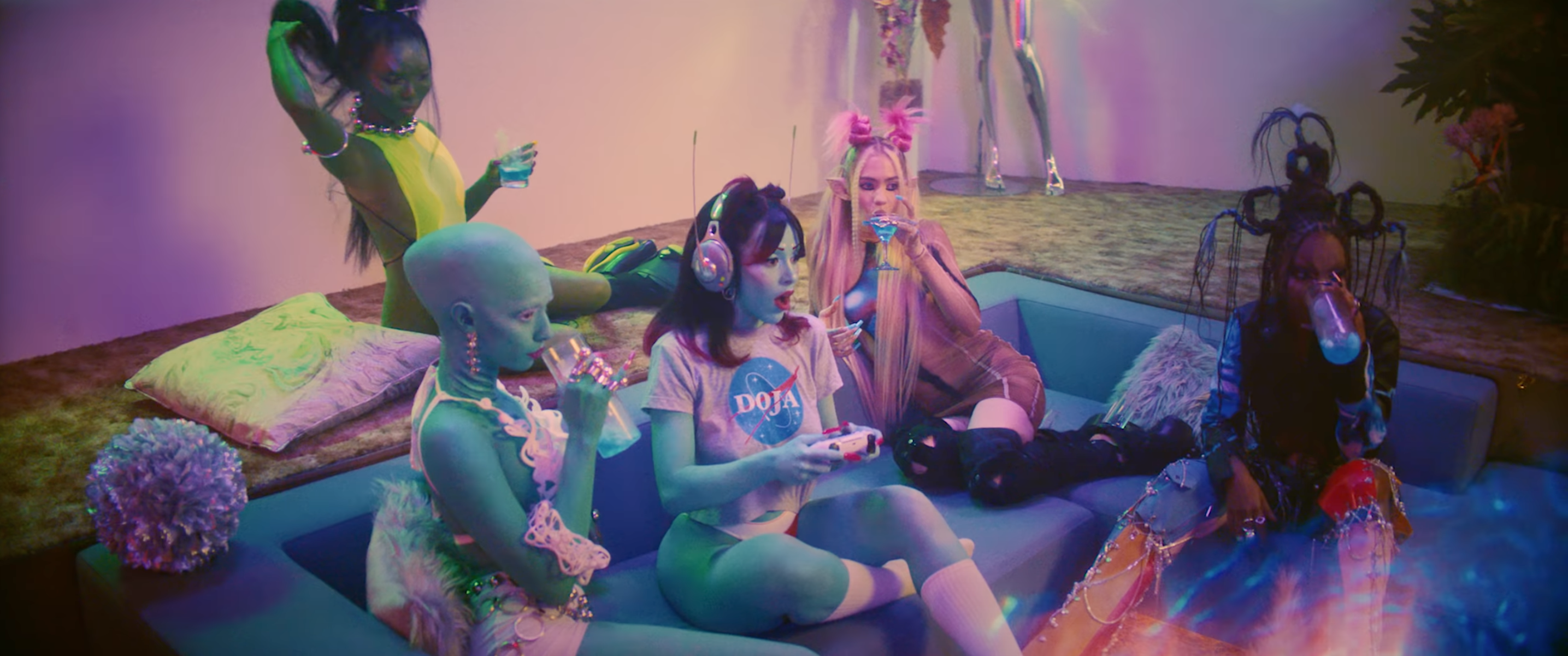 Doja Cat Need to Know Outfits: Stunning Looks You Can’t Miss