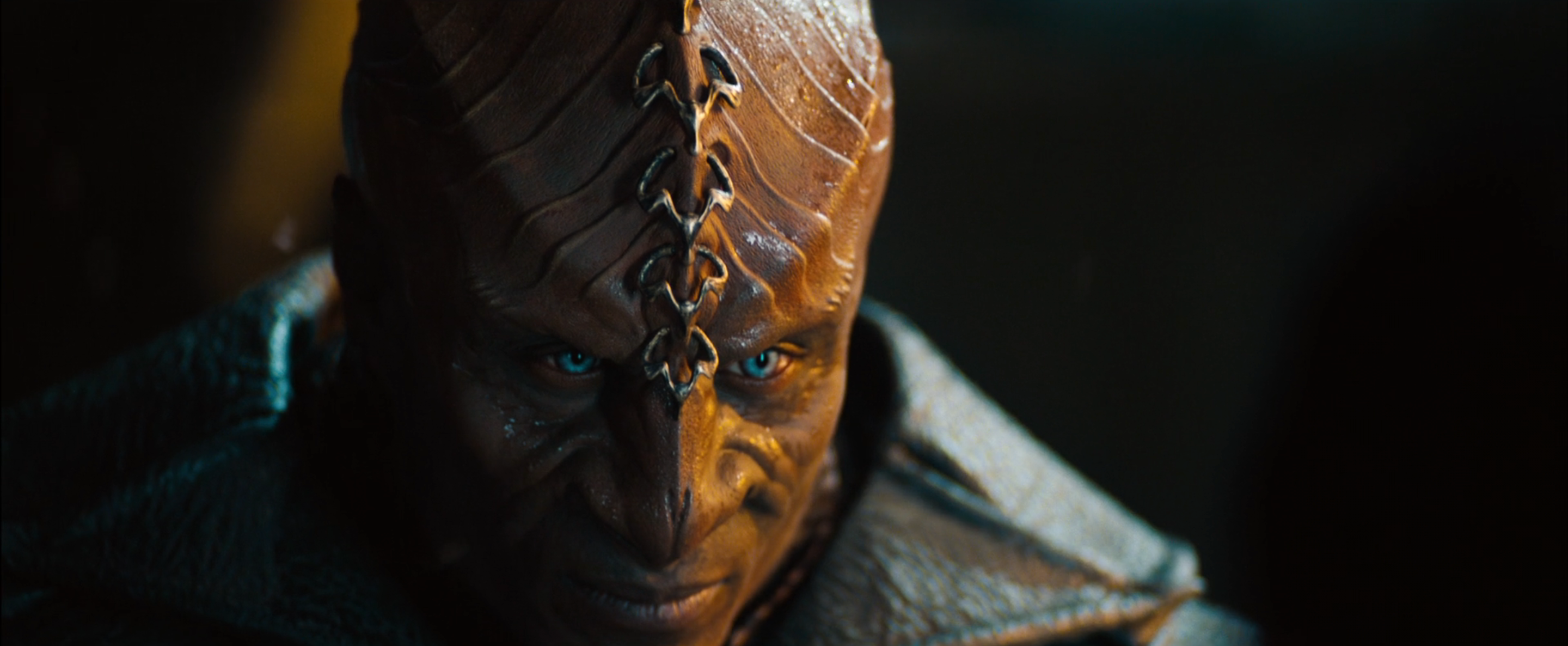 स्टार ट्रेक इन डार्कनेस में क्लिंगन कमांडर का एक क्लोज अप